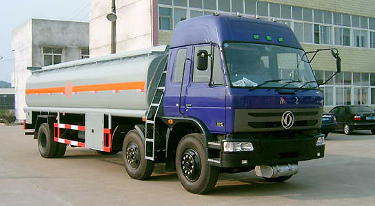 Dongfeng High-Roof Sleeper Three-Axle Fuel Tanker