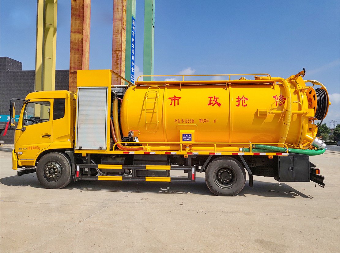 Dongfeng Tianjin 15-cubic-meter Sewer Cleaning and Suction Truck with Auxiliary Engine