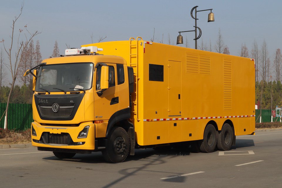 Dongfeng Tianlong Rear Dual-Axle Power Supply Vehicle with Rest Room