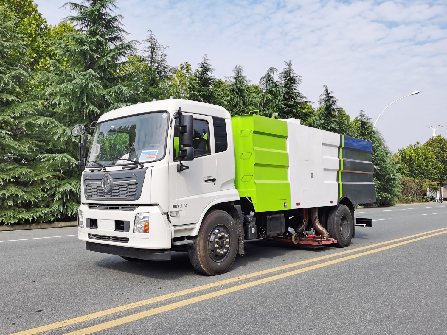 2-cubic-meter Water / 8-cubic-meter Dust Dongfeng Tianjin Vacuum Sweeper