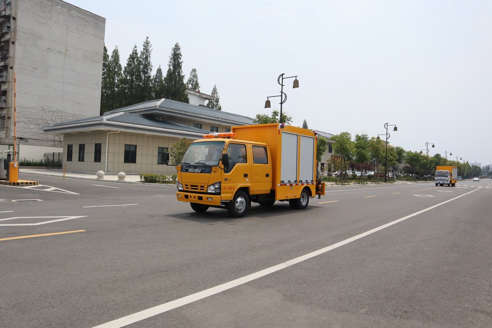 Isuzu Crane-Equipped Rescue Vehicle
