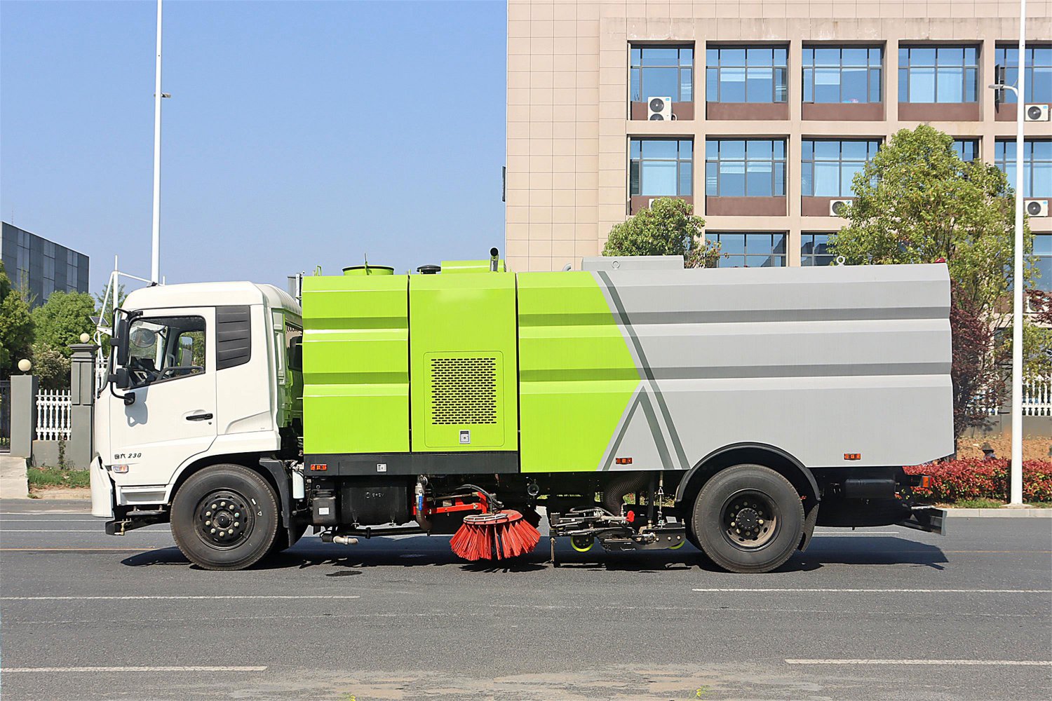 Dongfeng Tianjin Sweeper-Flusher: 9 m&sup3; Water Tank, 7 m&sup3; Dust Bin