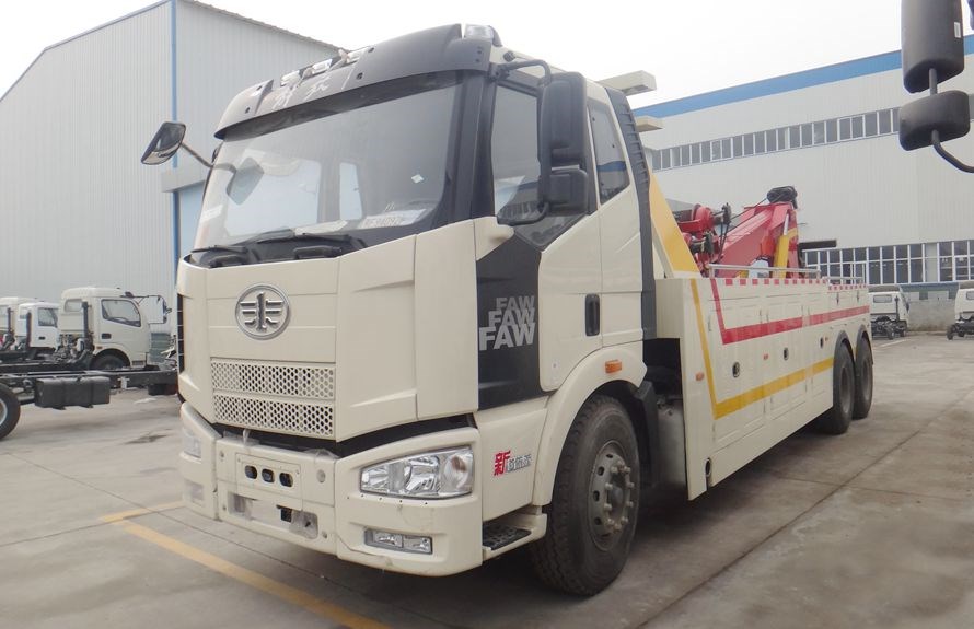 FAW J6 Heavy-Duty Wrecker with Rear Tandem Axles