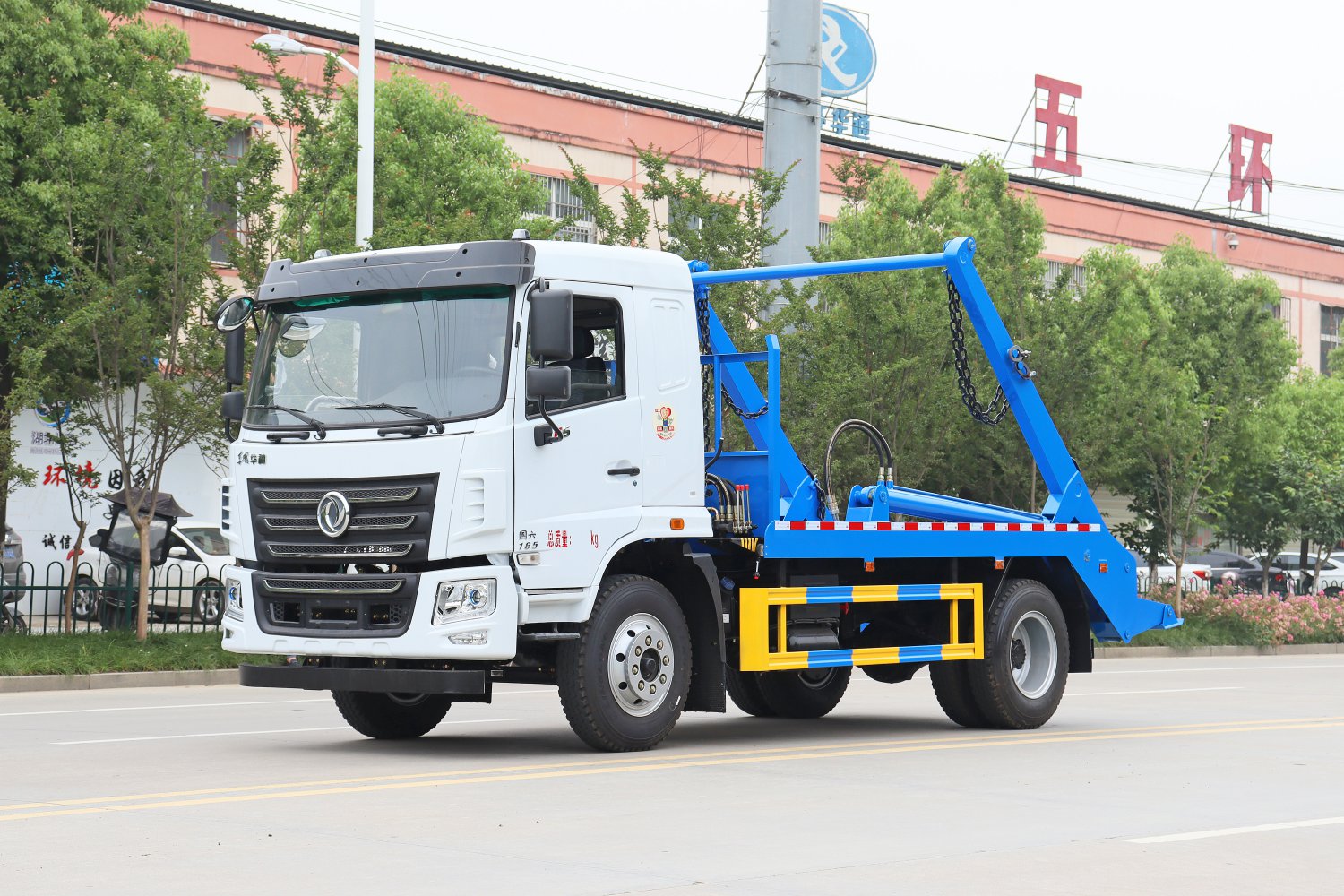 Dongfeng Huashen Arm-Type Garbage Truck