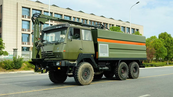 Six-Wheel-Drive Photovoltaic Cleaning Vehicle (Not Registered for Road Use)