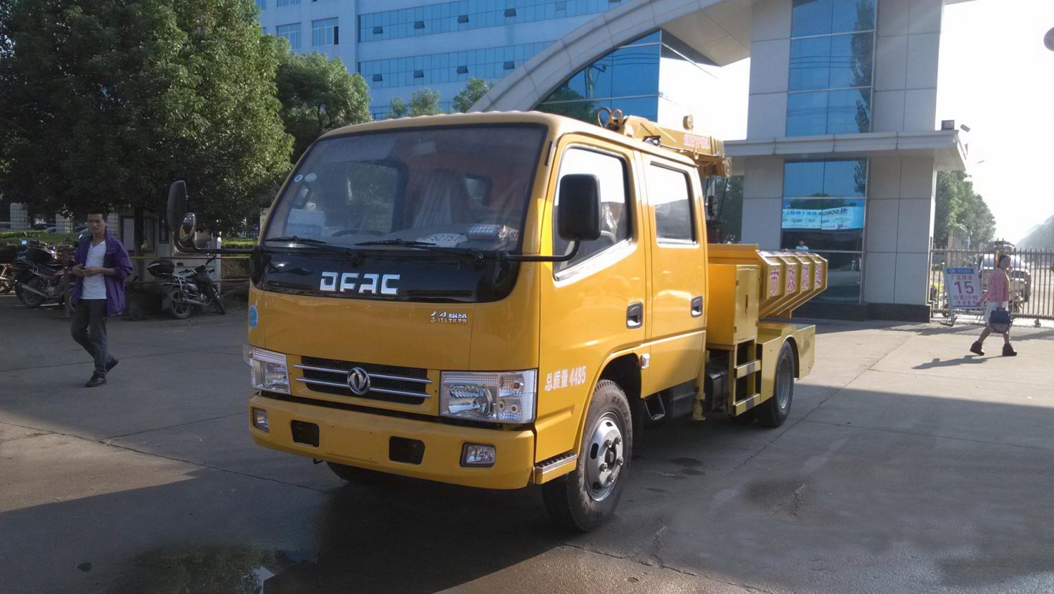 Dongfeng Dual-Cab Sludge Suction Truck (Blue License Plate, 3 m³)