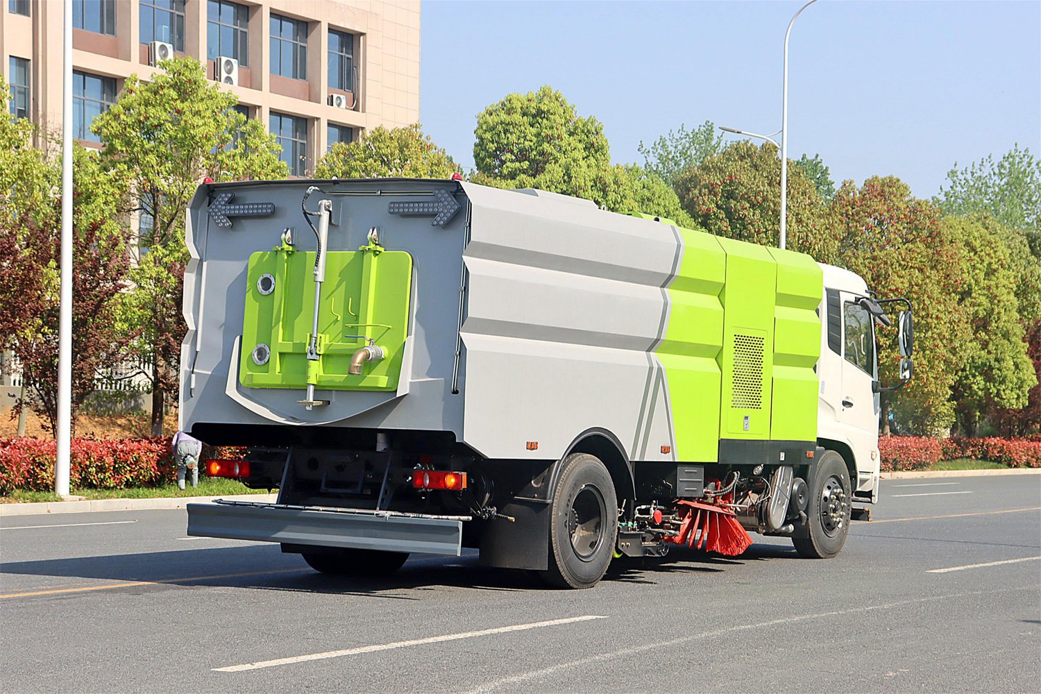 Dongfeng Tianjin Sweeper-Flusher: 9 m&sup3; Water Tank, 7 m&sup3; Dust Bin