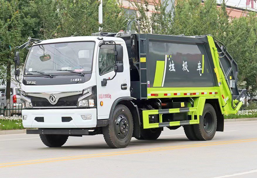 CN VI DOLICA 8-cubic-meter Compactor Garbage Truck