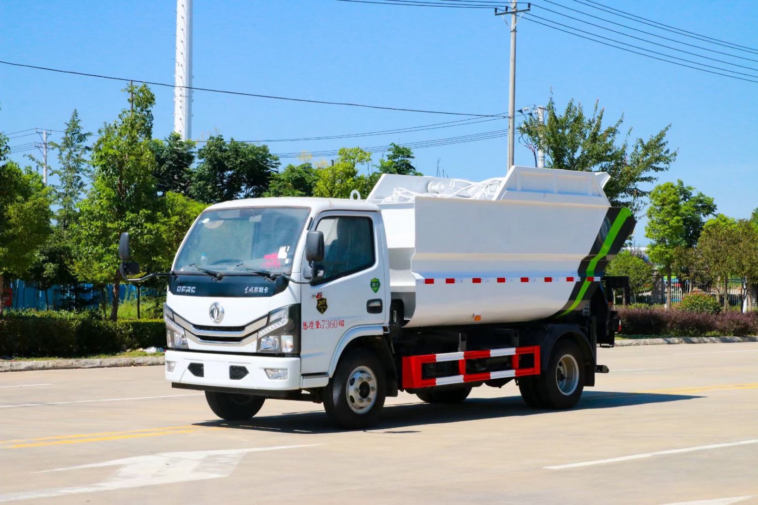 Dongfeng Xiaoduolika Leak-Proof Rear-Loading Garbage Truck with Waste Bins