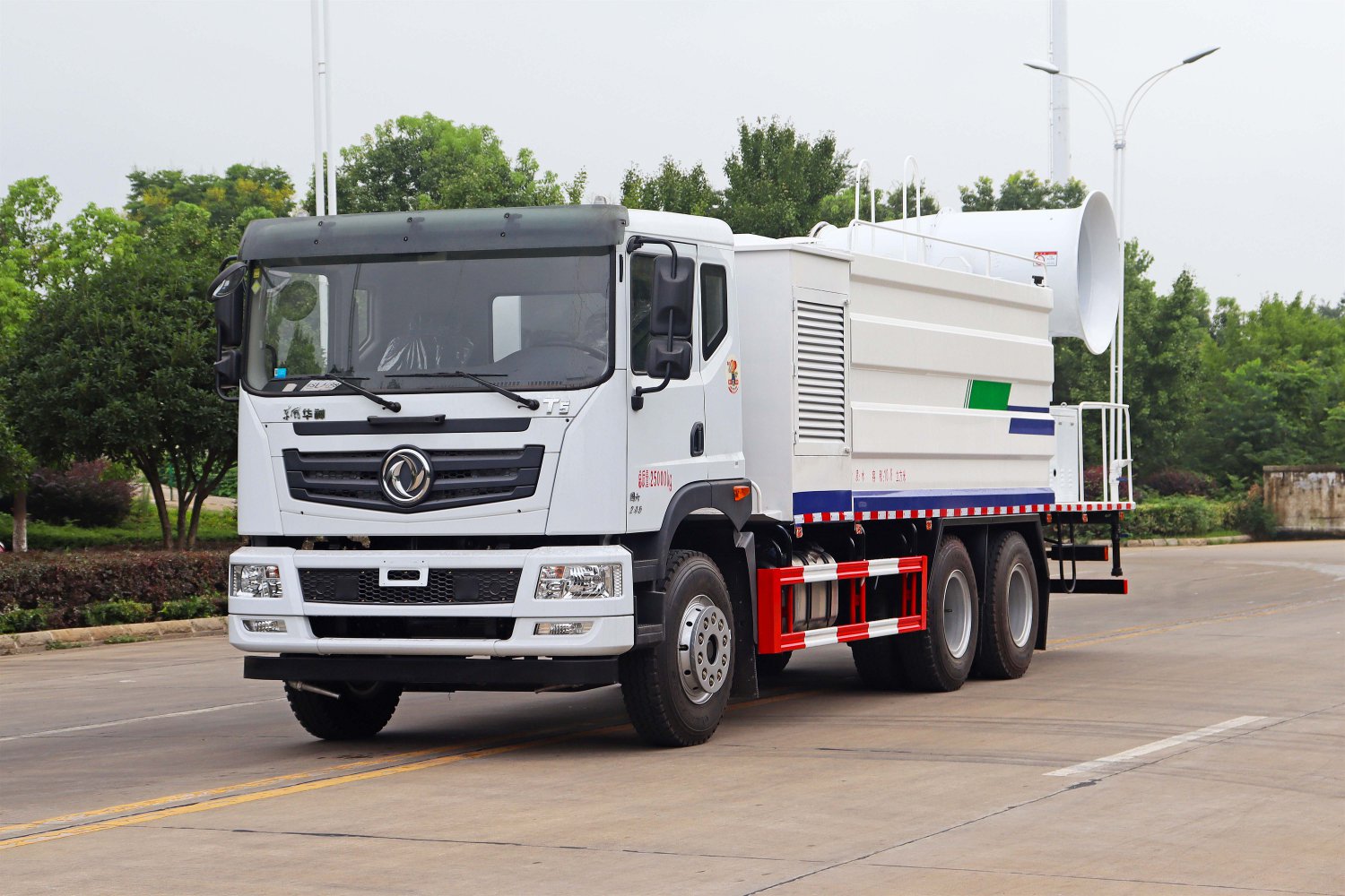 Dongfeng Huashen T5 Fog Cannon Truck (China VI Emission Standard), 10 m³ Capacity, Fog Range: 50–100 Meters