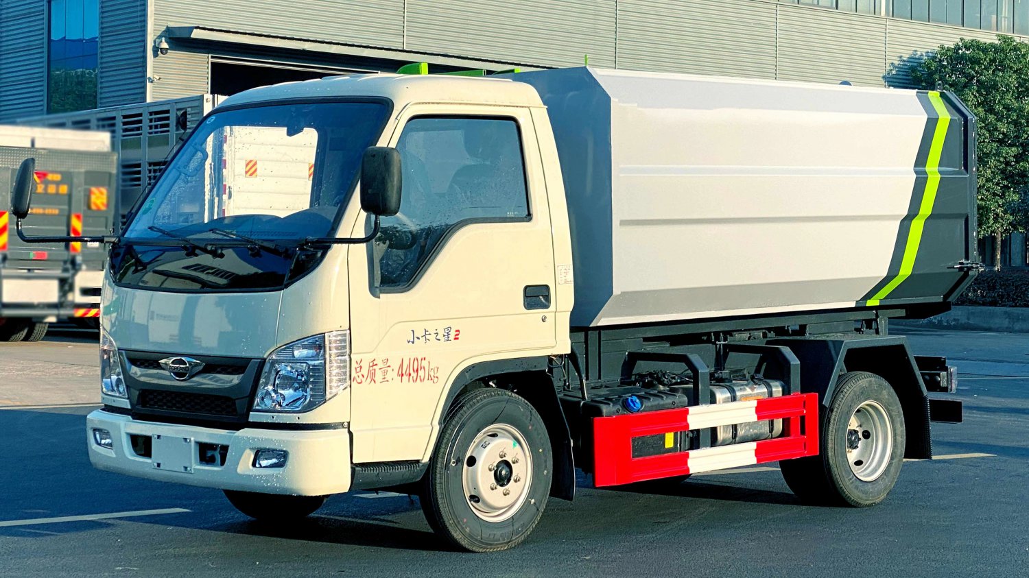 Blue-Plate Foton 3-Cubic-Meter Side-Loading Garbage Truck with Waste Bins