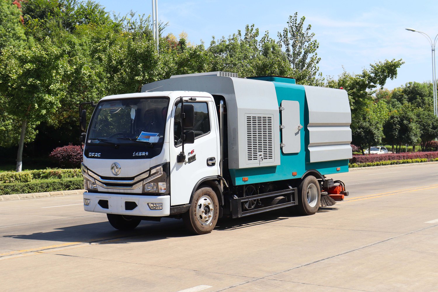 Xiao Duolika 5-Ton Rear-Mounted Roller Sweeper-Vacuum Truck