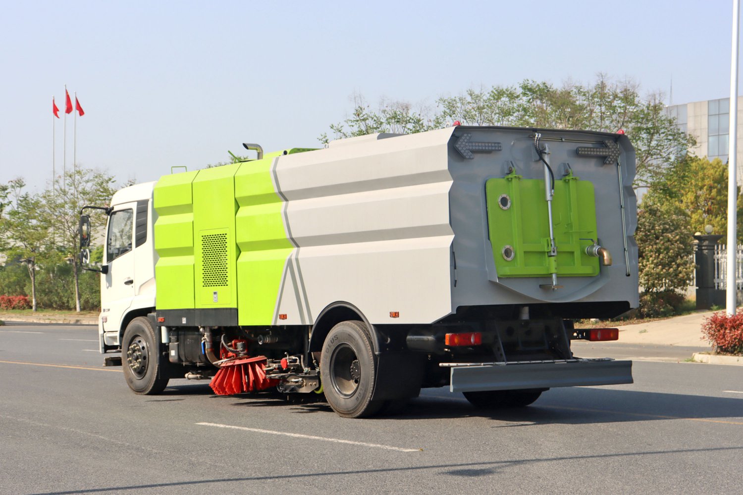 Dongfeng Tianjin Sweeper-Flusher: 9 m&sup3; Water Tank, 7 m&sup3; Dust Bin
