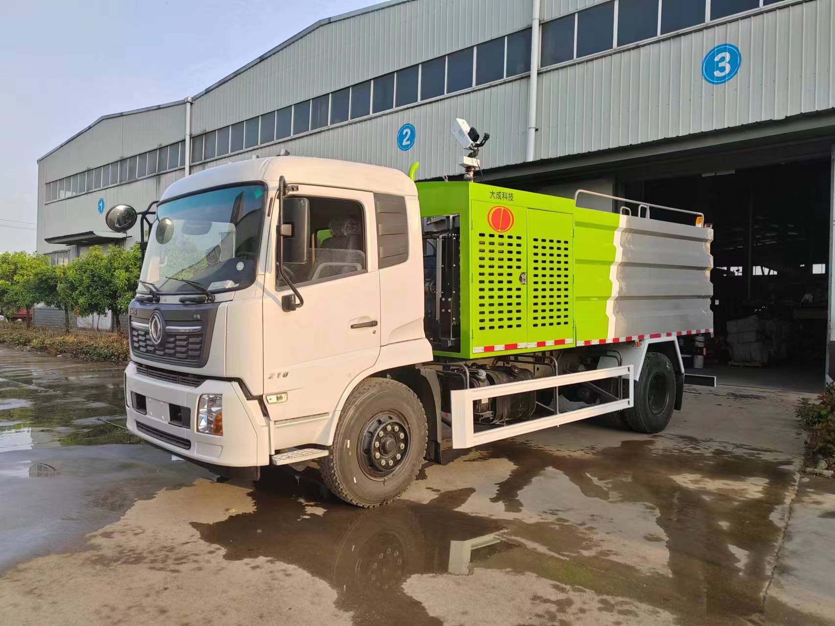 Fresnel Mirror-Type Photovoltaic Cleaning Vehicle