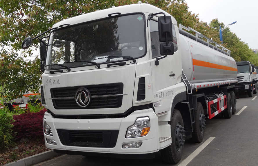 Dongfeng Tianlong 4×8 Fuel Tanker (24 m³)