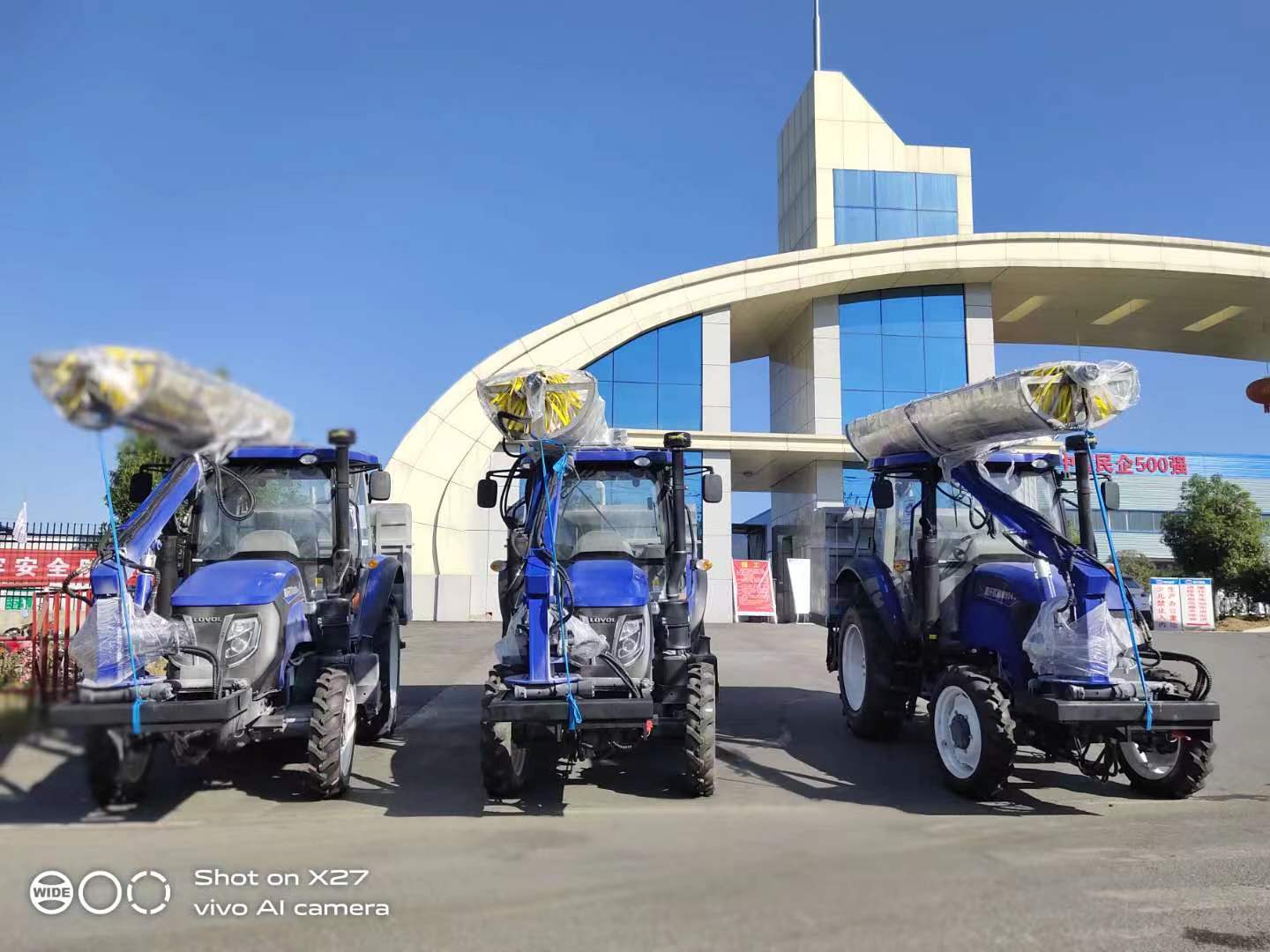 Tractor-Type Photovoltaic Cleaning Vehicle (Front-Mounted Roller Brush)