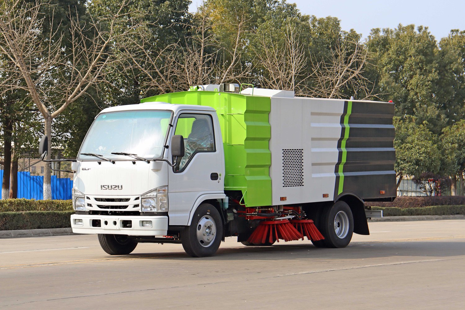 Qingling Isuzu Street Sweeper: 4 Dust Bins / 2 Water Tanks