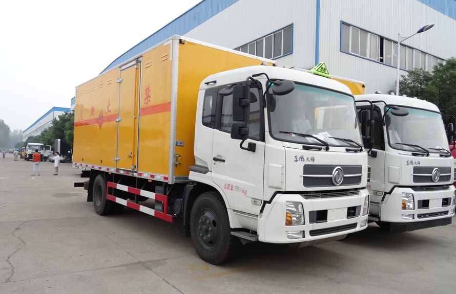 Dongfeng Tianjin Flammable Liquid and Gas Box Truck