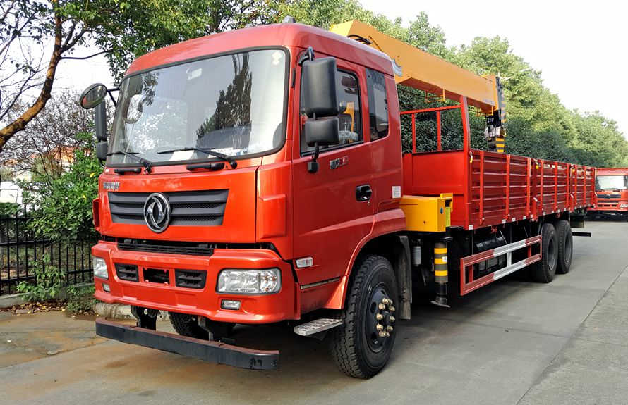 Dongfeng Yulong 12-Ton Truck-Mounted Crane