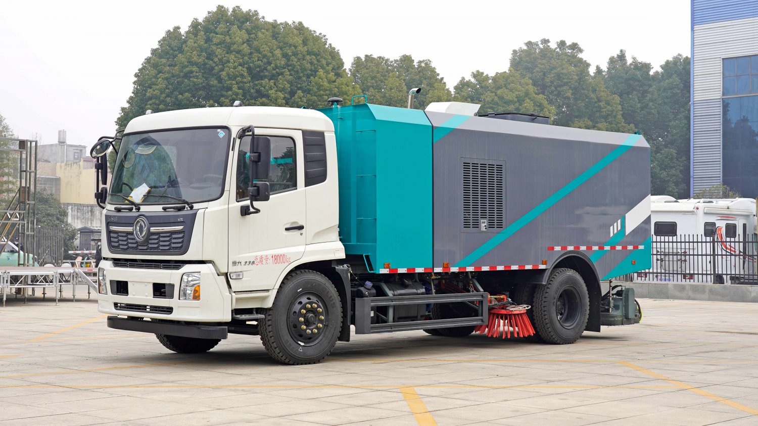 Tianjin Dry-and-Wet Vacuum Sweeper Truck – 18-Ton Road Pollution Removal Vehicle