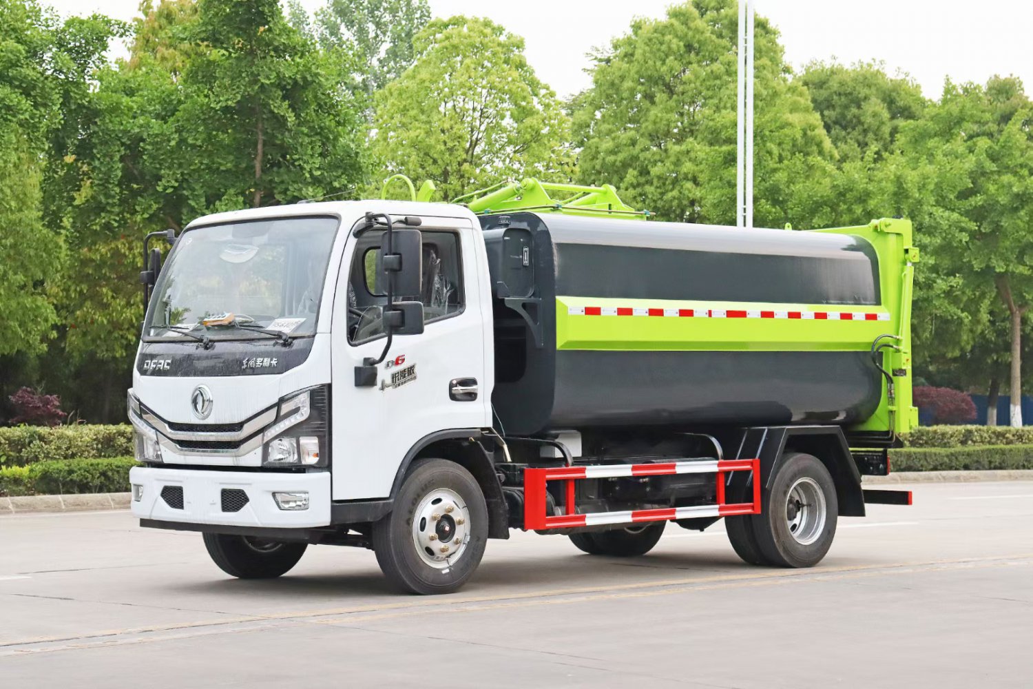Dongfeng Xiaoduolika 7-Cubic-Meter Side-Mounted Bin Compactor Garbage Truck