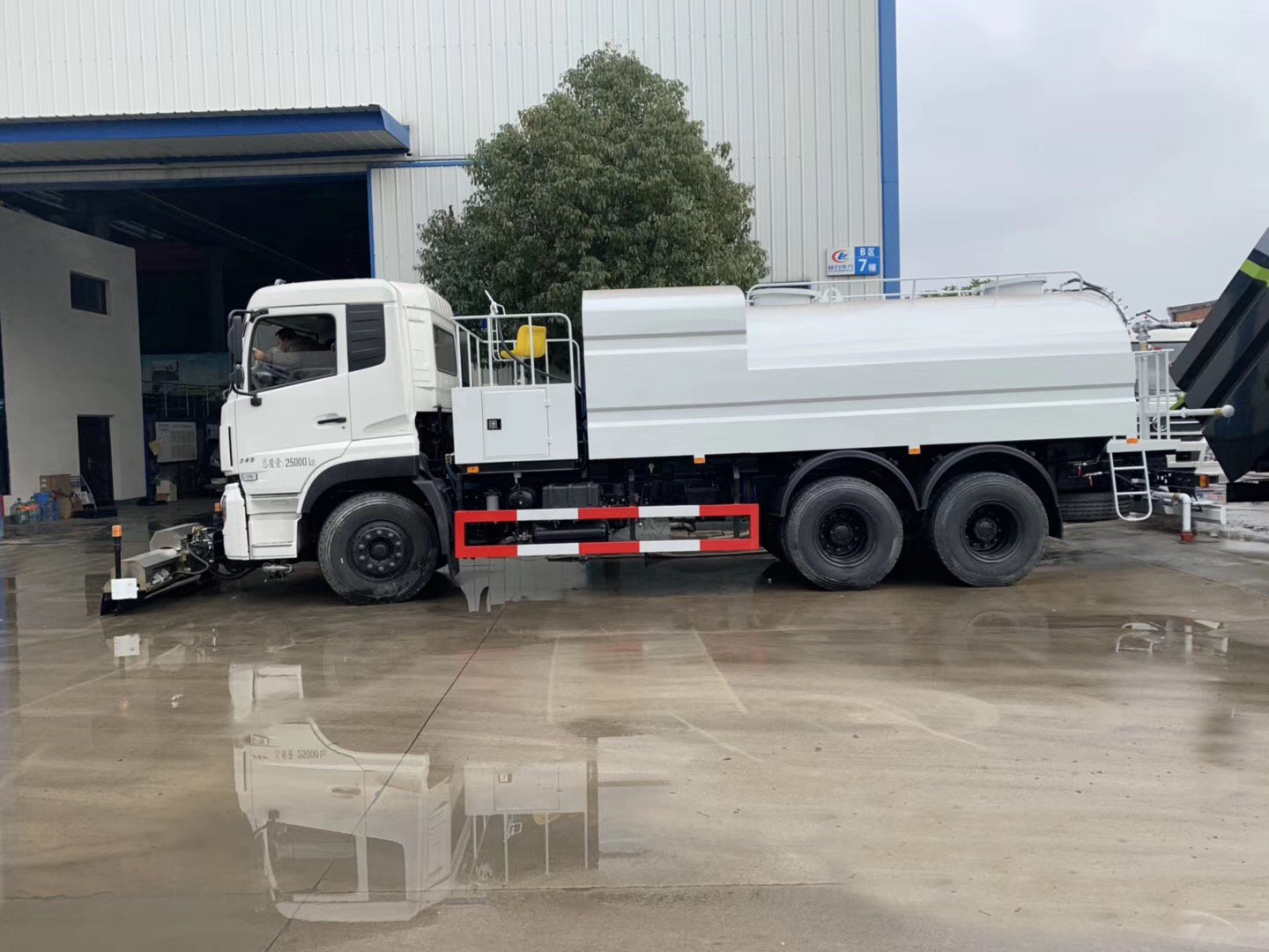 13-cubic-meter Dongfeng Tianlong Rear Dual-Axle Road Sweeper
