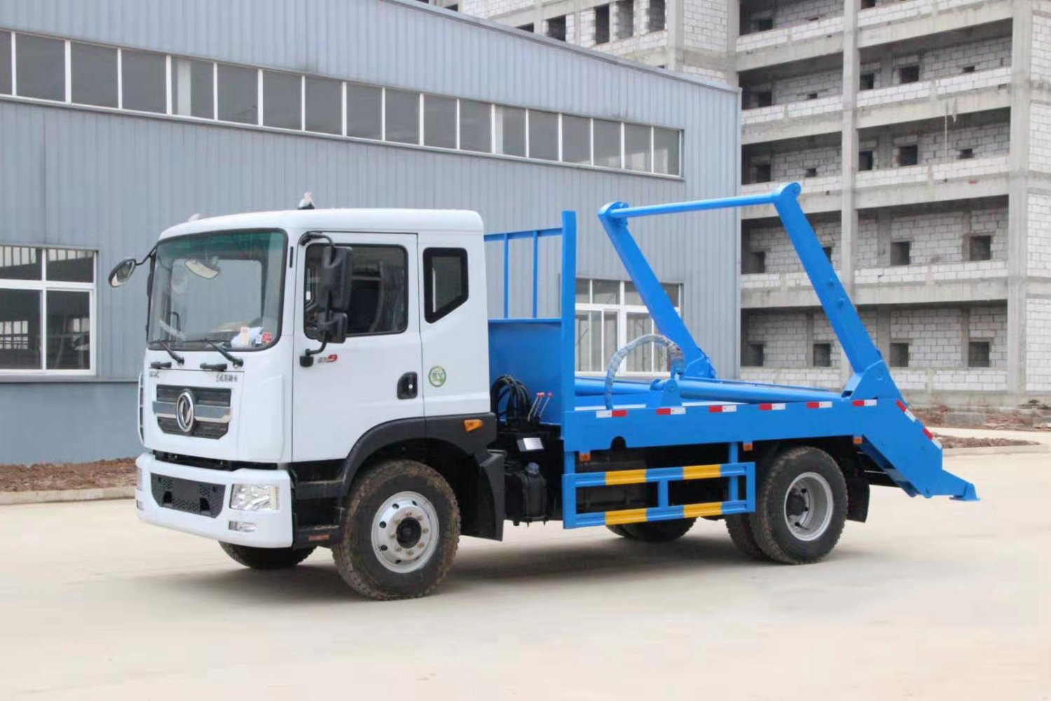 CN6 10-cubic-meter Dongfeng D9 Arm-type Garbage Truck