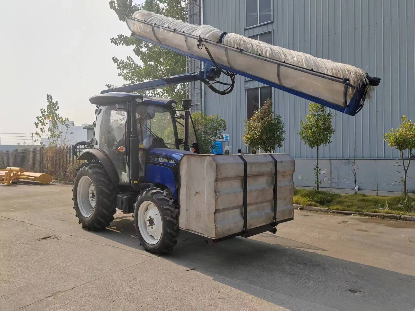 Tractor-Type Photovoltaic Cleaning Vehicle (Rear-Mounted Roller Brush)