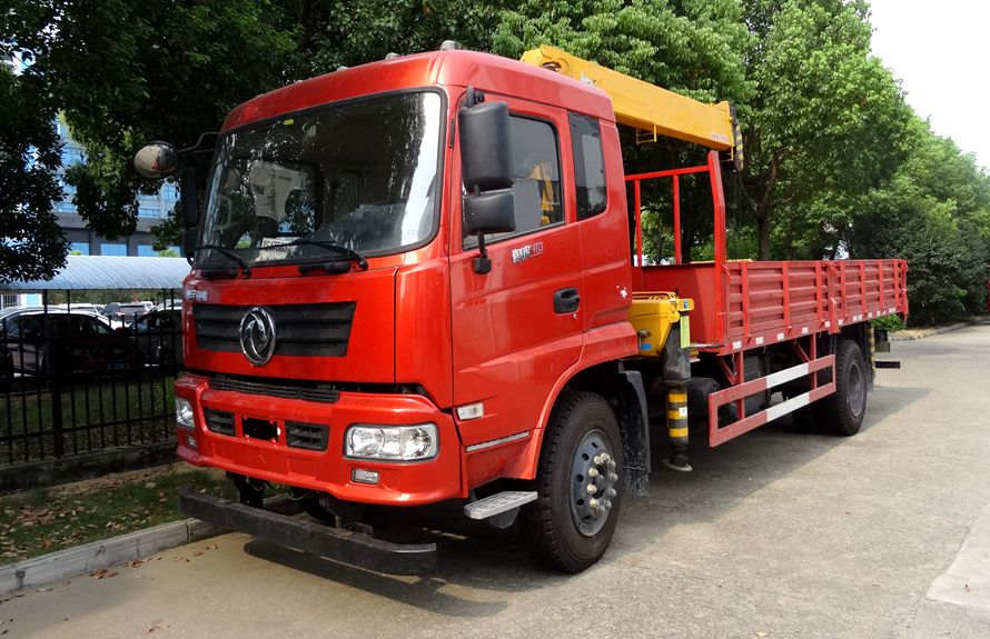 Dongfeng Yuhu 6.3-Ton Truck-Mounted Crane