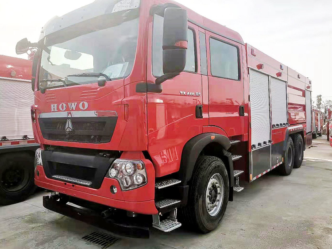 CN6 HOWO Rear Dual-Axle Dry Powder and Foam Combination Fire Truck