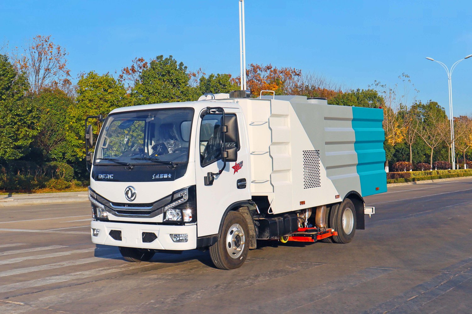 China VI Standard Dongfeng Dolika Mid-mounted Vacuum Sweeper: 1 m³ Water Tank / 4 m³ Dust Bin