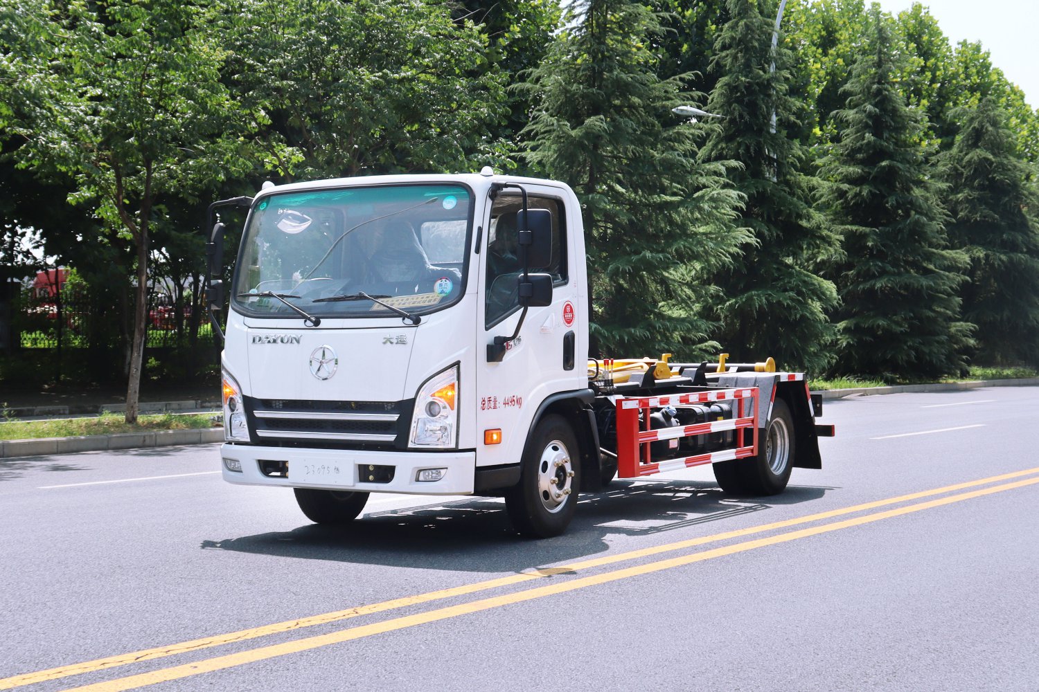 Blue-Plate Dayun 5-Cubic-Meter Hook-Lift Garbage Truck