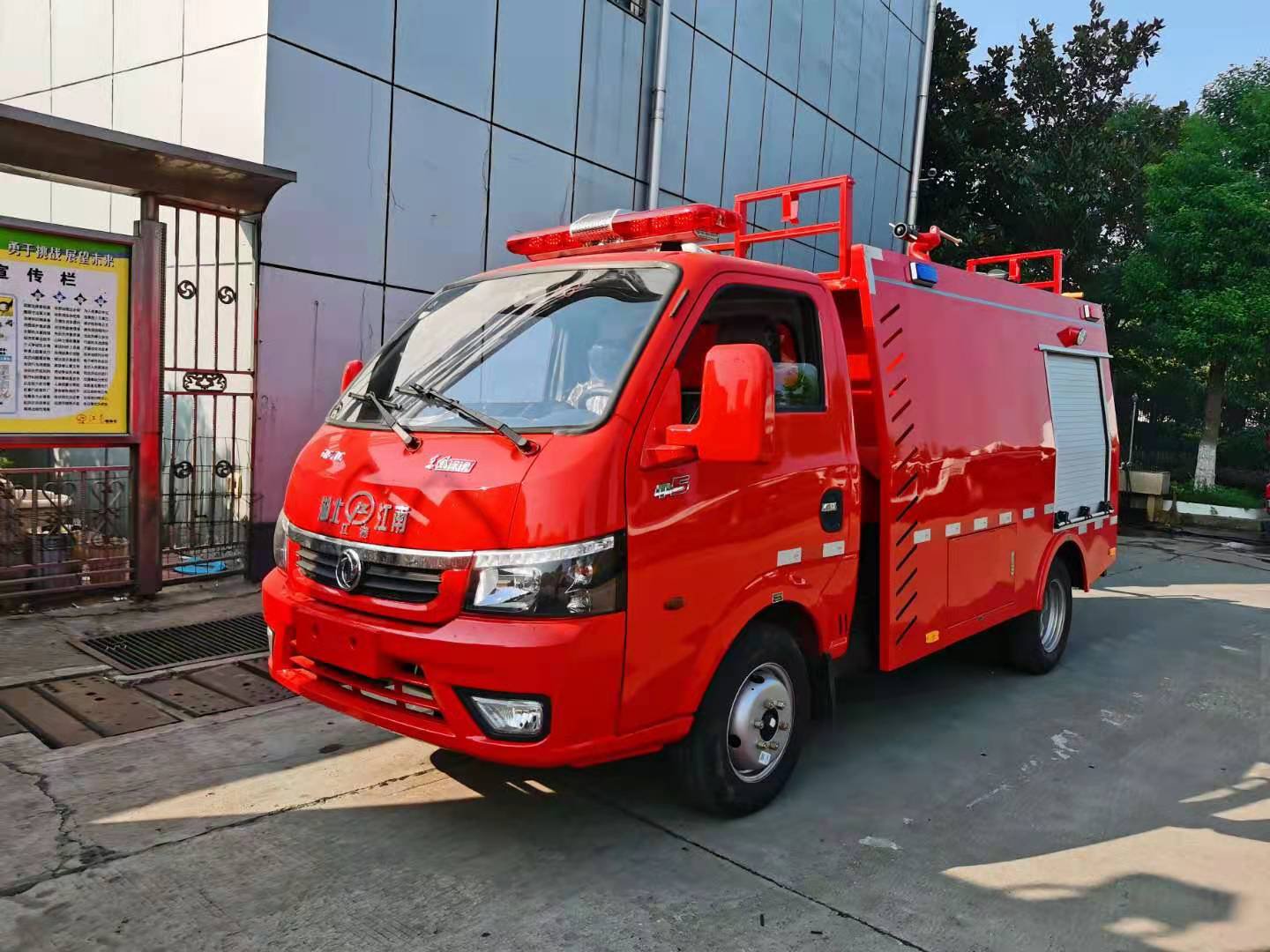 Dongfeng Tuyi 1-Ton Water Tank Fire Truck