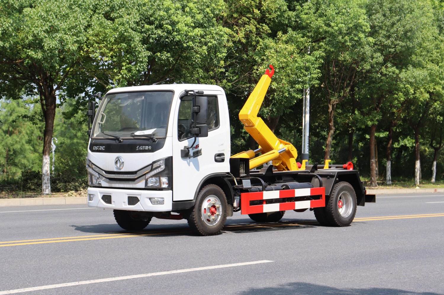Blue-plate Dongfeng Dolika 5-cubic-meter hook-lift garbage truck