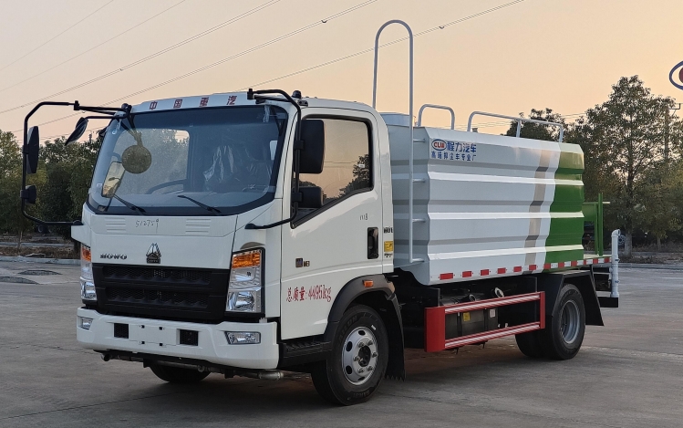 Sinotruk Blue-Plate Water Sprinkler Truck, 7 m³