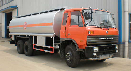 Dongfeng Rear Tandem-Axle Oil Tank Truck
