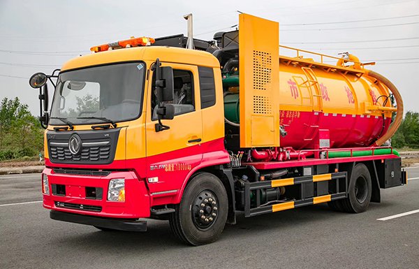 Tianjin Chassis-Mounted Sludge Suction and River Channel Cleaning Vehicle
