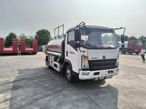 Heavy-Duty Sinotruk HOWO 6m3 Diesel Fuel Tanker Truck